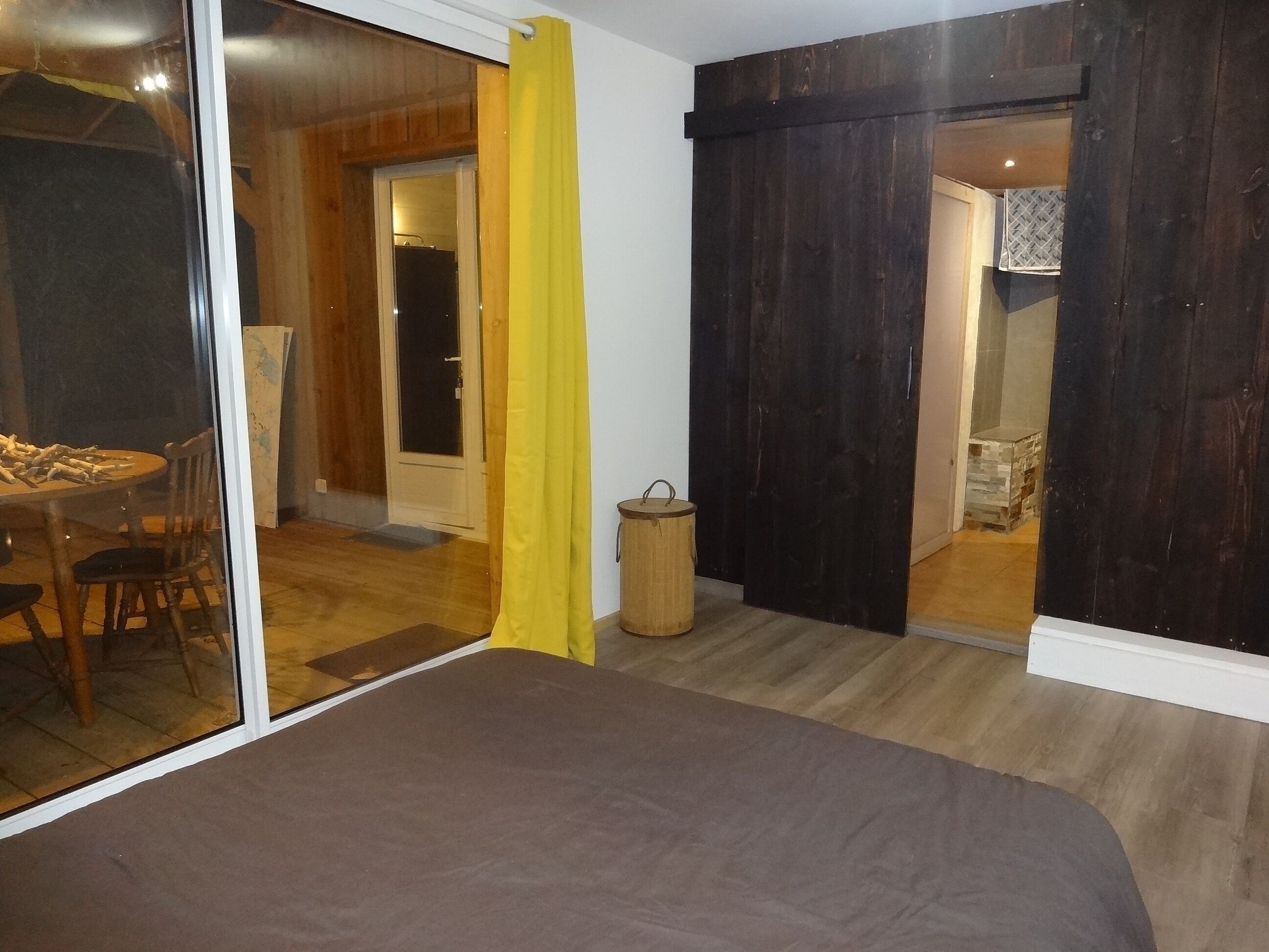 Modern chalet and cozy private Jacuzzi, calm facing the forest, near lake and ocean