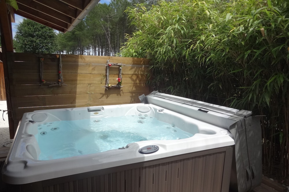 Modern chalet and cozy private Jacuzzi, calm facing the forest, near lake and ocean