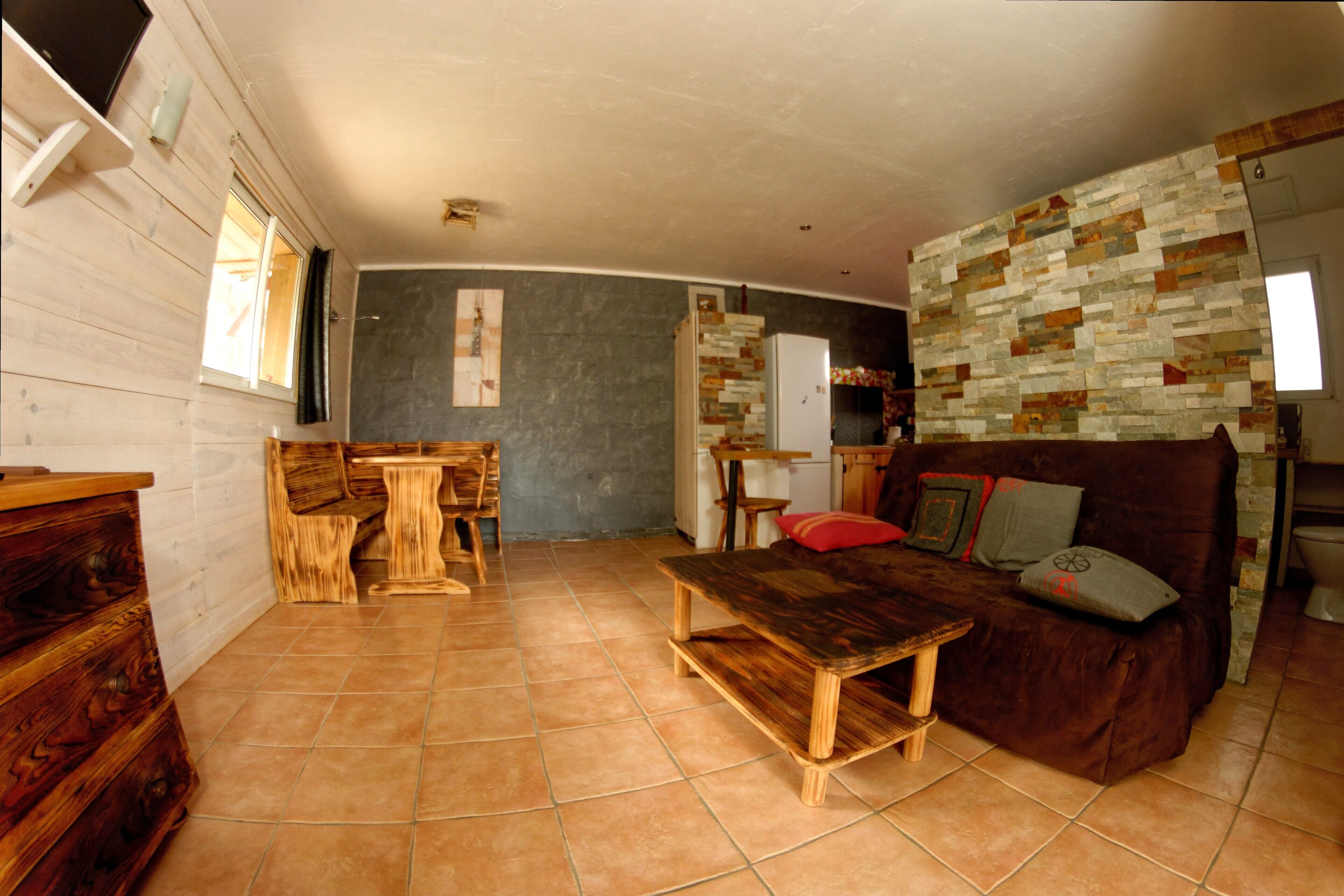 Modern chalet and cozy private Jacuzzi, calm facing the forest, near lake and ocean