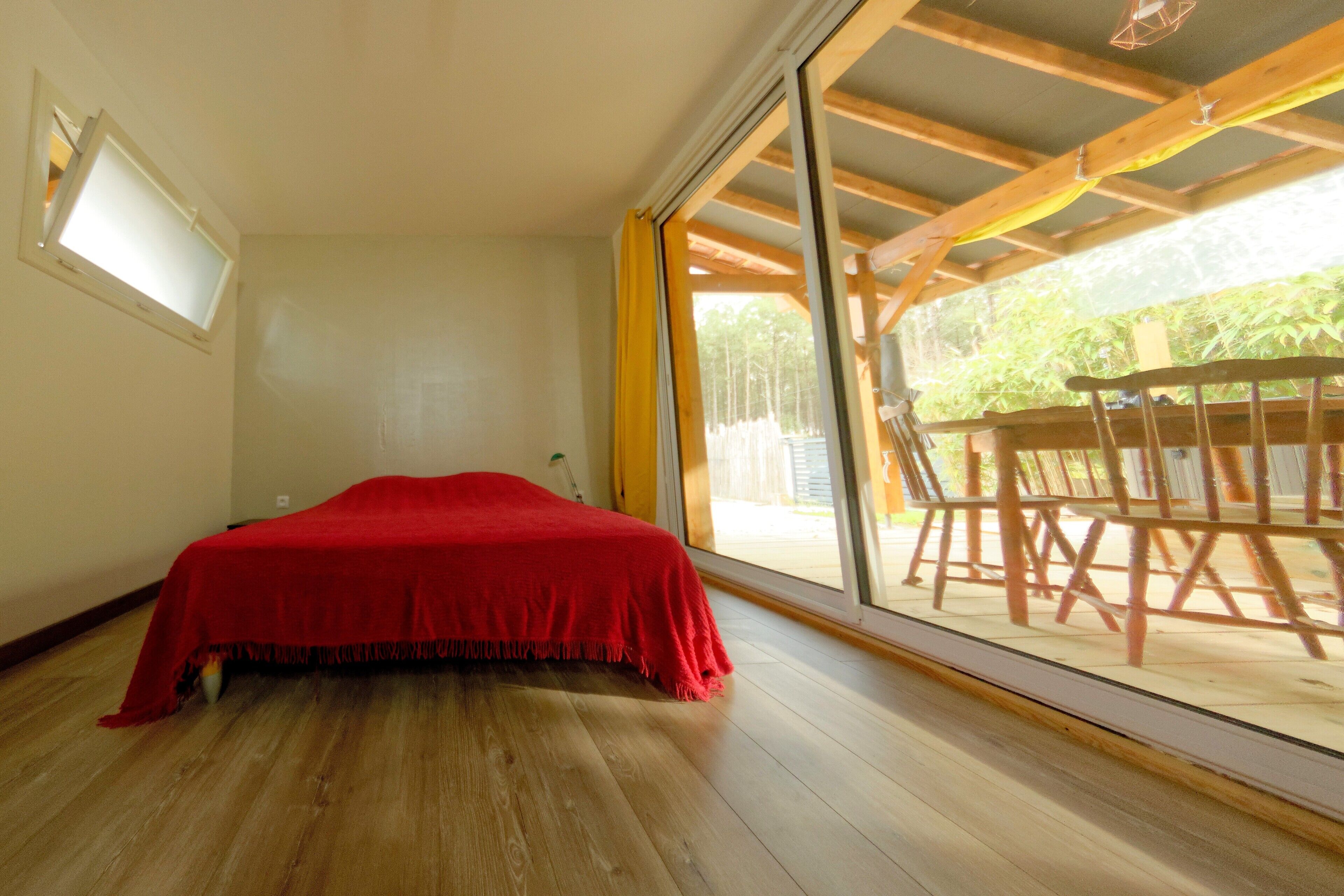 Modern chalet and cozy private Jacuzzi, calm facing the forest, near lake and ocean