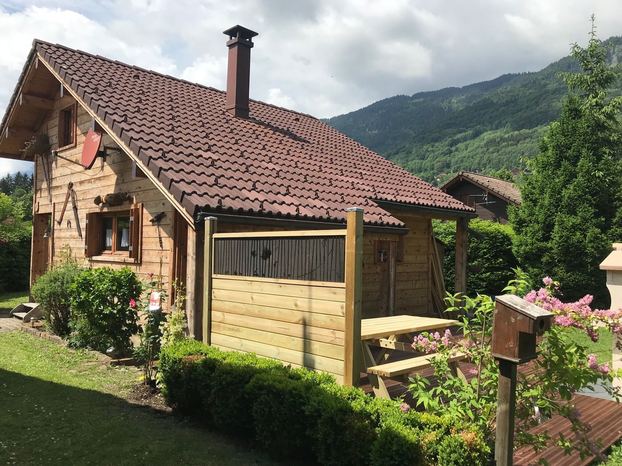 Extérieur avec terrasse avec coin repas, barbecue, espace détente.