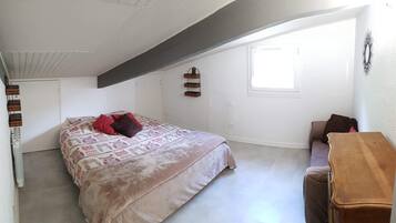 2 bedrooms, iron/ironing board, free WiFi, bed sheets