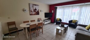 TV connectée, lecteur de DVD, livres, chaîne hi-fi