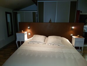 5 chambres, fer et planche à repasser, Wi-Fi, draps fournis