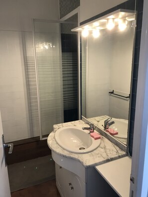 Douche, sĂšche-cheveux
