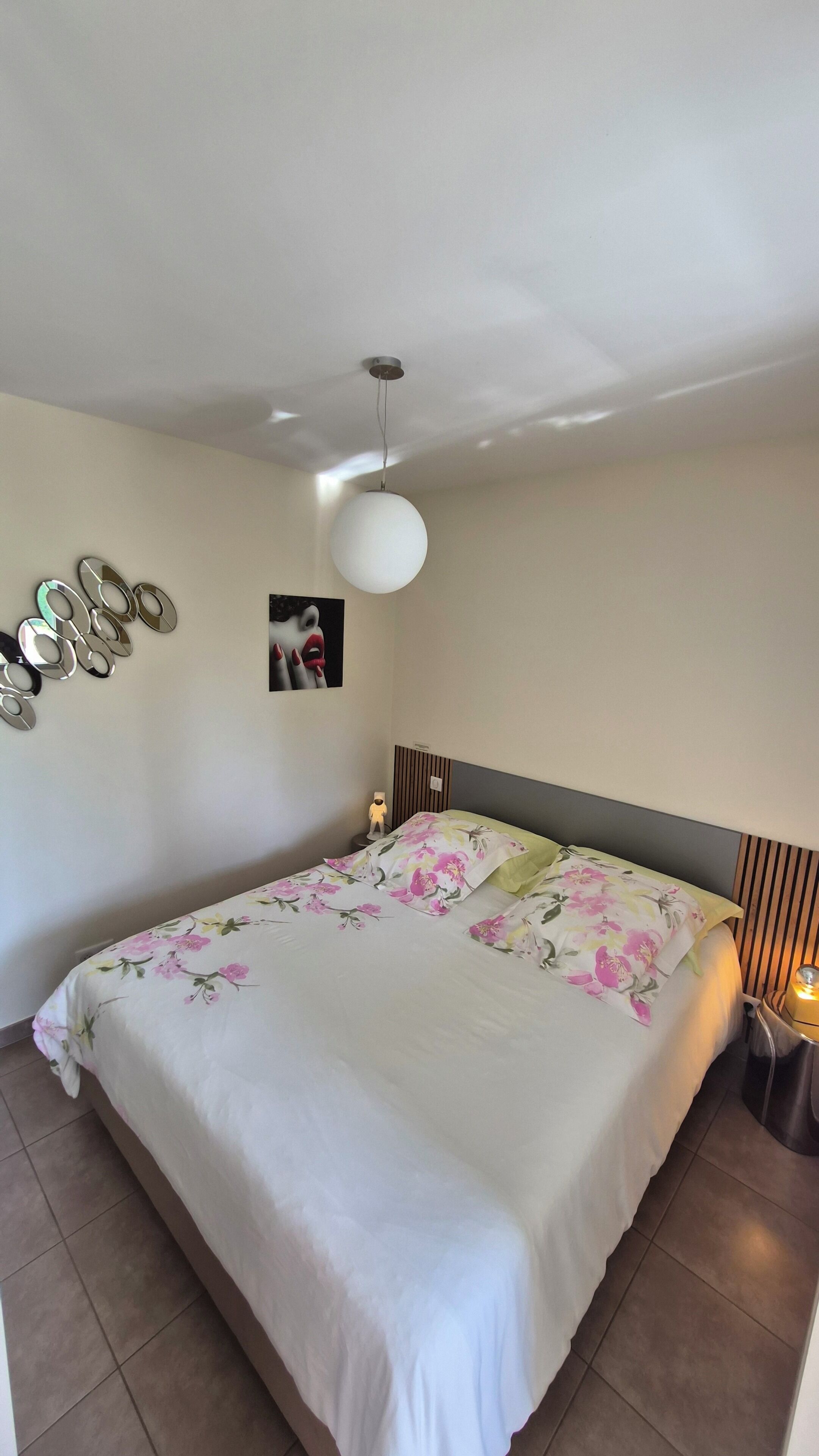 1 habitación, tabla de planchar con plancha, wifi gratis y ropa de cama 