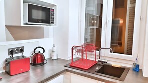 Micro-ondes, cafetiĂšre/bouilloire