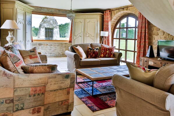 TV, fireplace, DVD player, books