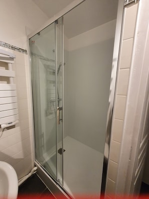 Bathtub, hair dryer, towels