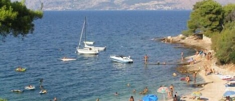 NĂ€ra stranden och solstolar