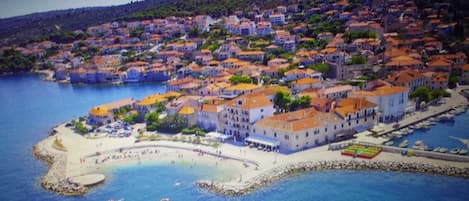 Nära stranden och solstolar