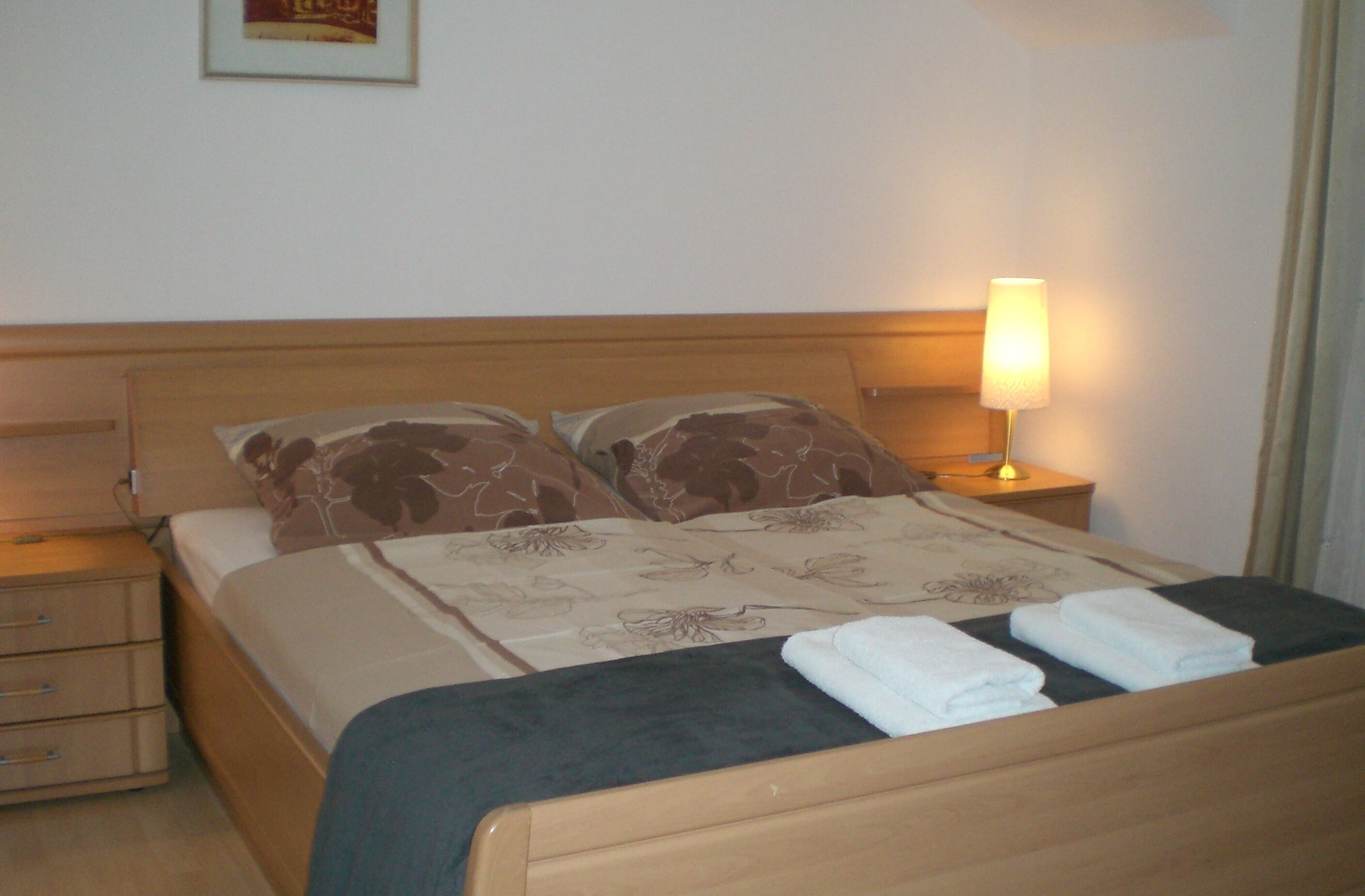 5 多间卧室、免费 WiFi、床单