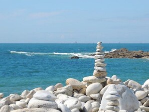 A coastal scene with a stack of stones and a rocky shoreline. - Les 3 Voiles - Renovated former stable, authentic charm 5 minutes from the sea (Ploumilliau)
