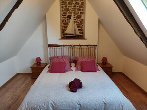 2 bedrooms, iron/ironing board, free WiFi, bed sheets