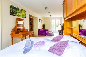 2 quartos, escrivaninha, ferros/tábuas de passar roupa, berço de viagem