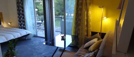 Tabla de planchar con plancha, wifi gratis, ropa de cama