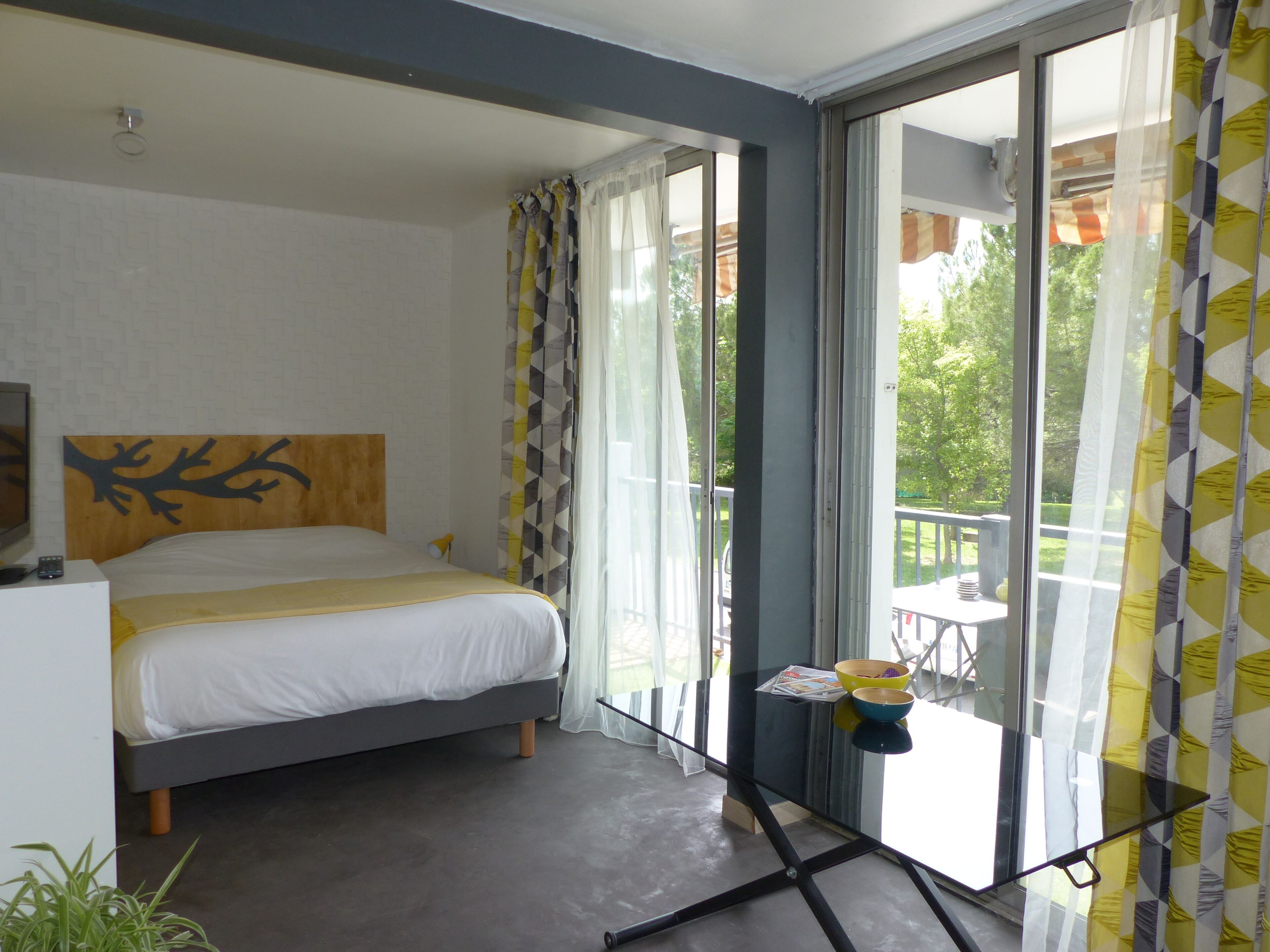 Planxa i posts de planxar, wifi gratuïta i roba de llit 