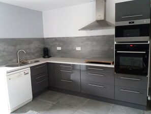 Réfrigérateur, micro-ondes, lave-vaisselle, cafetière/bouilloire