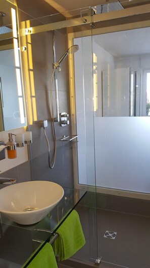 Bathroom - Apartment foresight. Magnificent view over the roofs from the ...   (Schmallenberg)