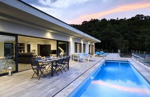 Een verwarmd zwembad