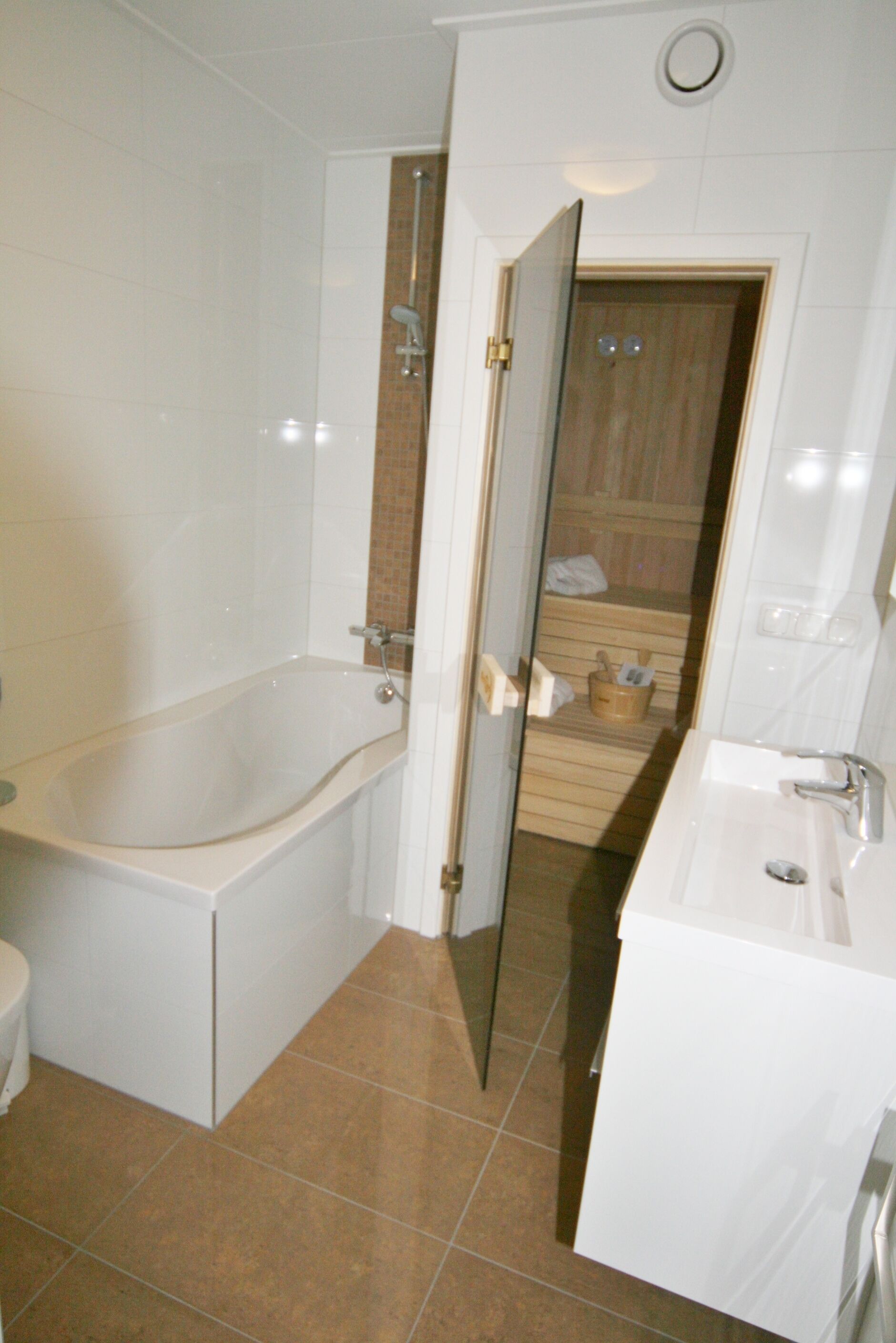 Ein Badezimmer mit Badewanne, Waschbecken und Spiegel.