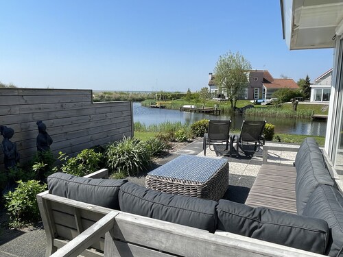 Luxuriously equipped FH / near the beach with boat launch, internet, sauna