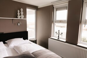 2 bedrooms, iron/ironing board, travel crib, free WiFi - Luxuriously equipped FH / near the beach with boat launch, internet, sauna (Makkum)