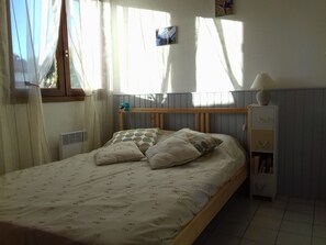 2 bedrooms, iron/ironing board, free WiFi