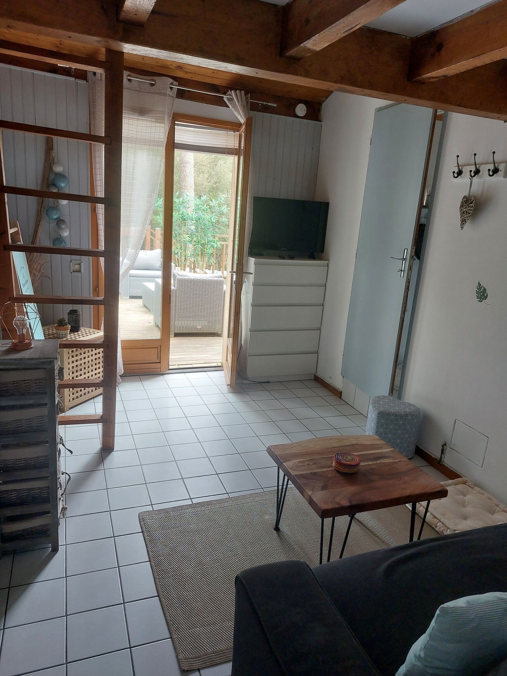 House sleeps 8 under the pines