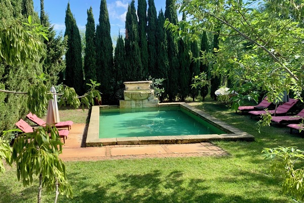 Een verwarmd zwembad