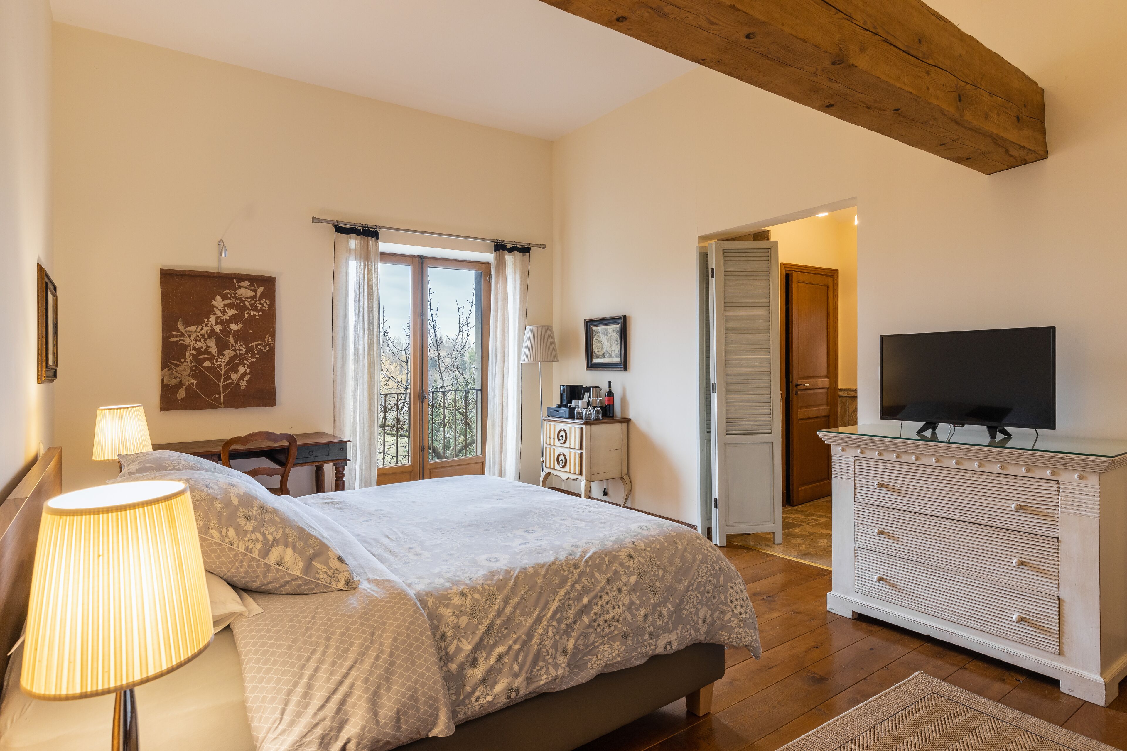 4 camere, una scrivania, ferro/asse da stiro, Wi-Fi gratuito