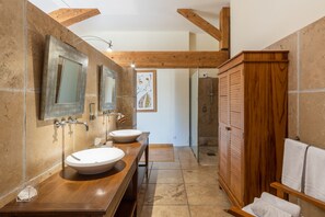 Douche, séchoir à cheveux, serviettes fournies