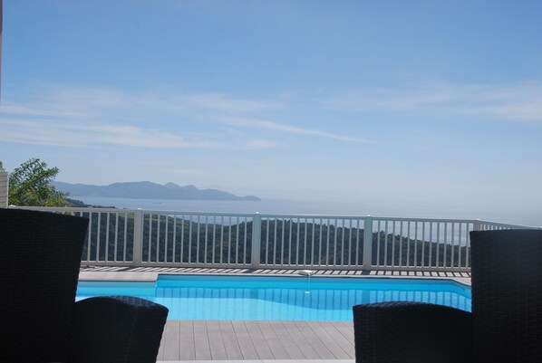 Alberca al aire libre y alberca climatizada