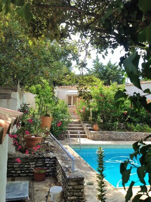Pool - NEAR CASSIS. HOUSE T2 COZY ISOLATED AT THE BOTTOM OF GARDEN (Carnoux-en-Provence)
