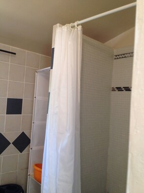 Een douche, zeep, toiletpapier