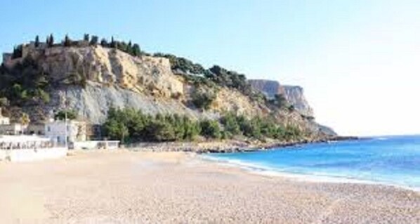 On the beach, sun loungers - NEAR CASSIS. HOUSE T2 COZY ISOLATED AT THE BOTTOM OF GARDEN (Carnoux-en-Provence)