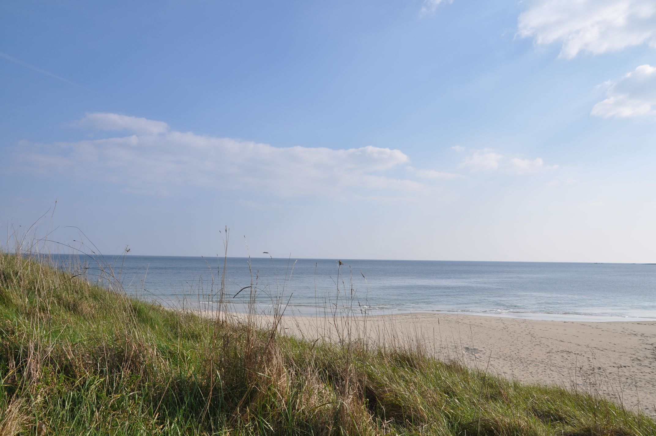 Una spiaggia con cieli sereni e acqua calma.