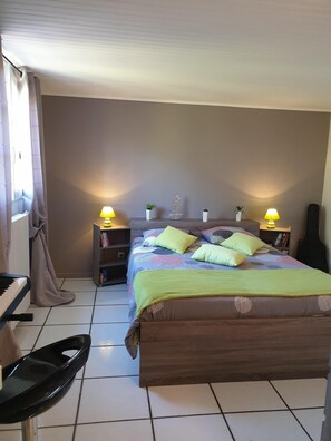 4 bedrooms, desk, iron/ironing board, travel cot