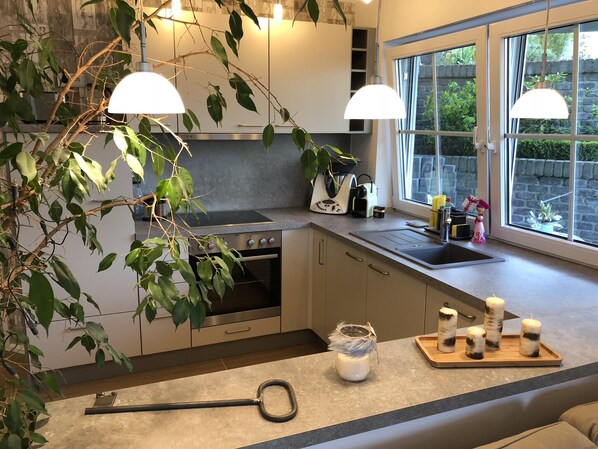 冷蔵庫、電子レンジ、オーブン、コンロ