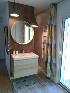 Duschwanne, Haartrockner, Handtücher, Seife