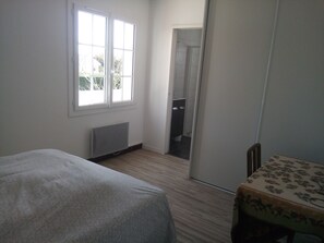 6 chambres, fer et planche à repasser, accès Internet