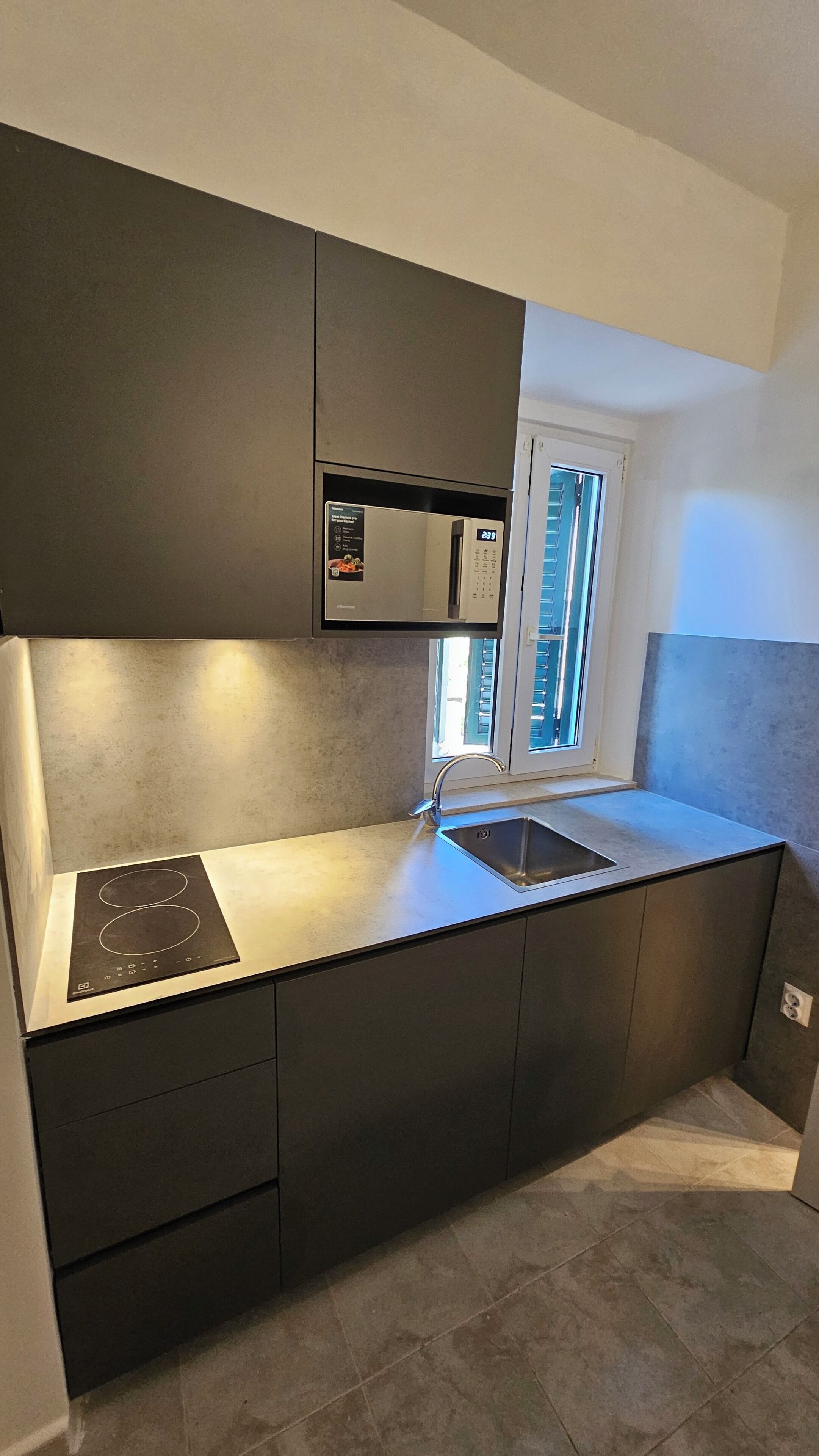 Frigorífico, microondas, placa de cocina y cafetera o tetera