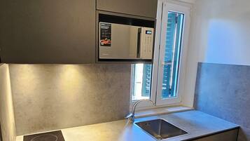 Frigorífico, microondas, placa de cocina y cafetera o tetera