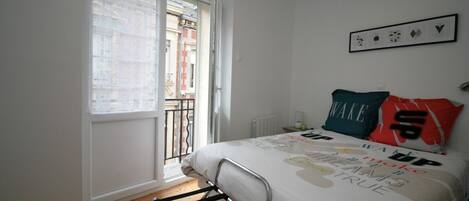 1 habitación, tabla de planchar con plancha, wifi gratis y ropa de cama