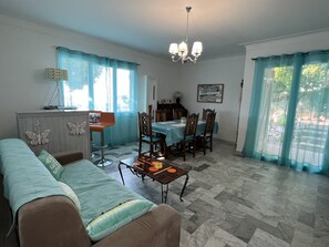 Interior - 3 room apartment on the ground floor of a villa with sea view (Mandelieu-La-Napoule)