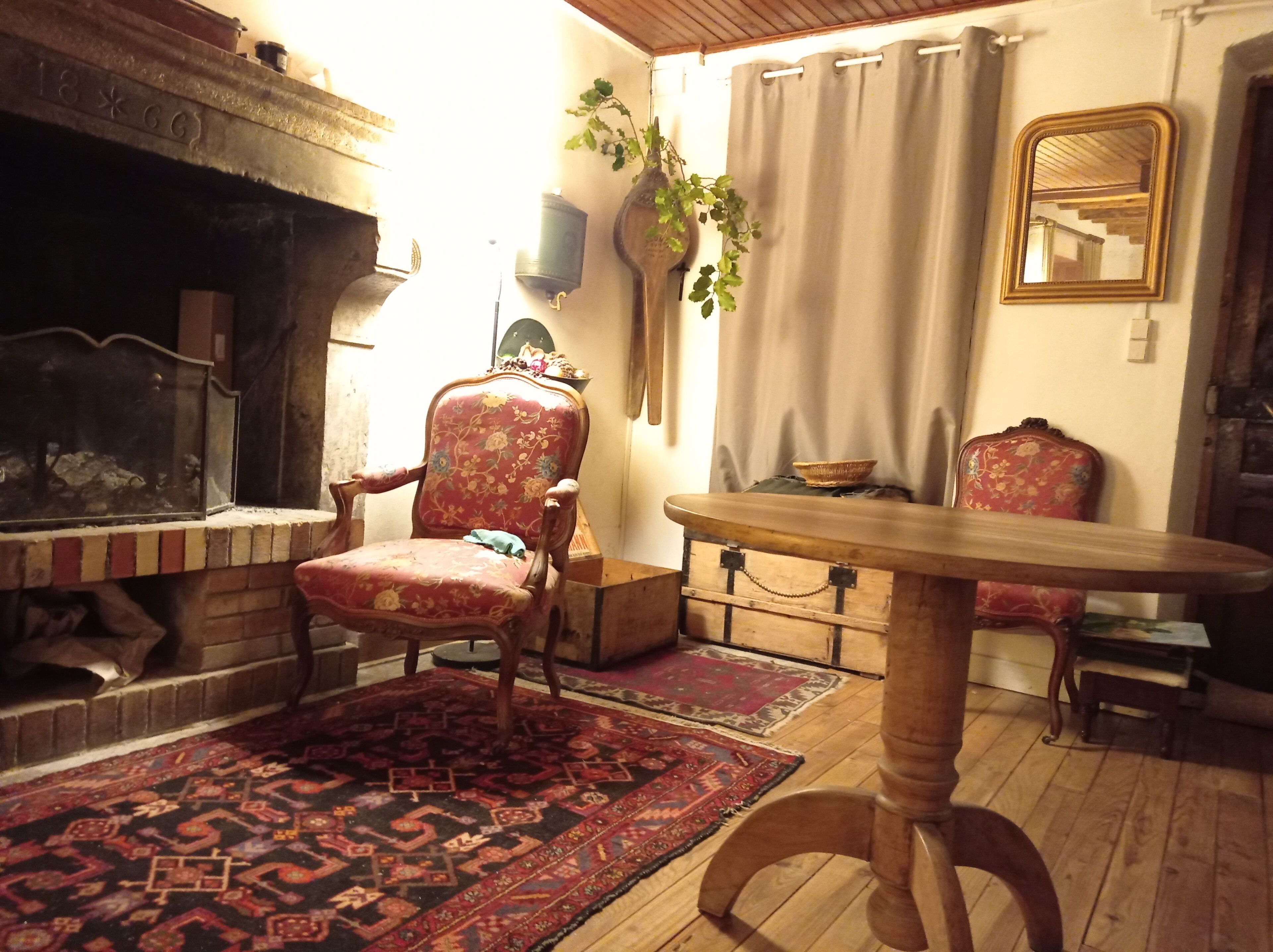 le salon et sa grande cheminée.