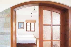 2 makuuhuonetta, työpöytÀ, ÀÀnieristys, silitysrauta/-lauta