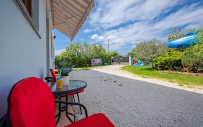 Outdoor dining - Willow Garden Apartment Apartment Willow Apartment (Marcana)