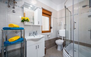 Regadera, amenidades de baño gratuitas, secadora de cabello, toallas 
