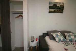 Iron/ironing board, WiFi, bed sheets - Quiet studio with courtyard view - wifi, terrace and free parking (Saint-Quentin)